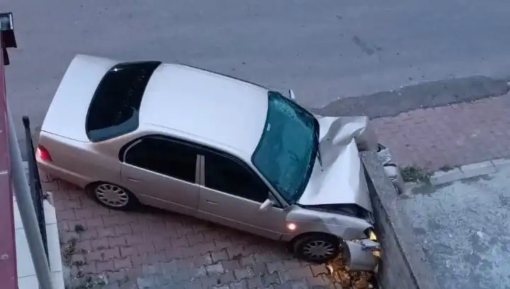 Kaymakamın Aracının Kontrolü Kayboldu, Duvara Çarptı
