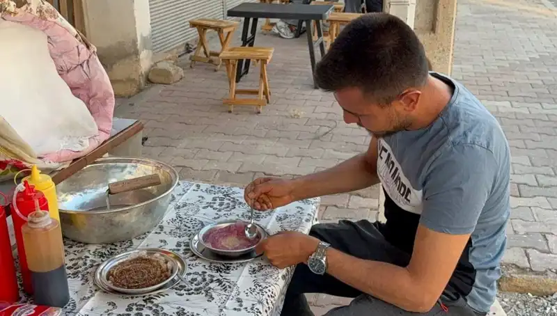 Toros Dağları’ndan Topladığı Tabağı, Şimdi 50 TL’ye Satıyor!