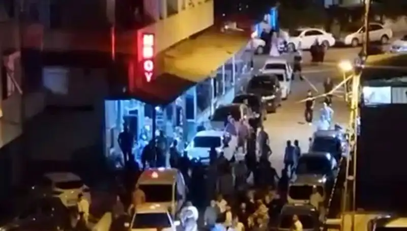 Düğün Sonrası Şok Olay: Gelin Arabası Kalabalığa Daldı!