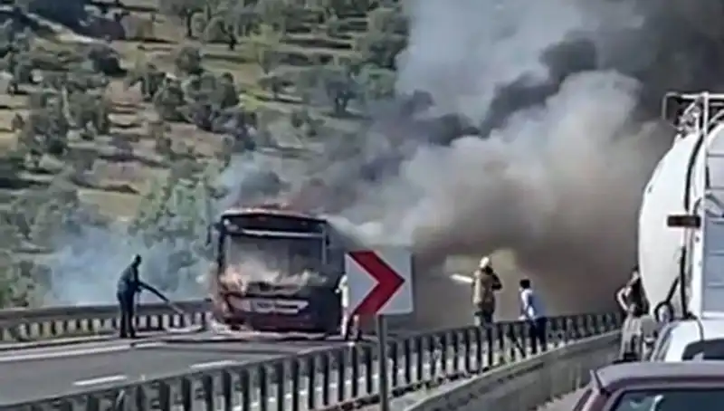 İzmir'de Belediyeye Ait Otobüs Yolda Alev Alev Yandı: Yolcuların Kurtuluş Anları!