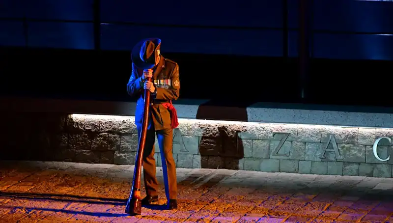 Anzak Koyu'nda Duygusal Şafak Ayini: Tarih Tekrar Canlandı