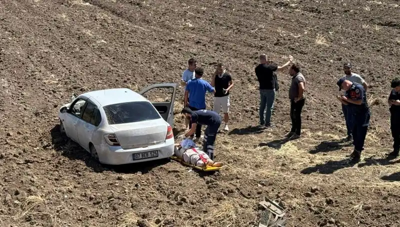 Osmaniye’de Otomobil Tarlaya Uçtu: Üç Kişi Yaralandı, Olayın Ayrıntıları Şok Edici