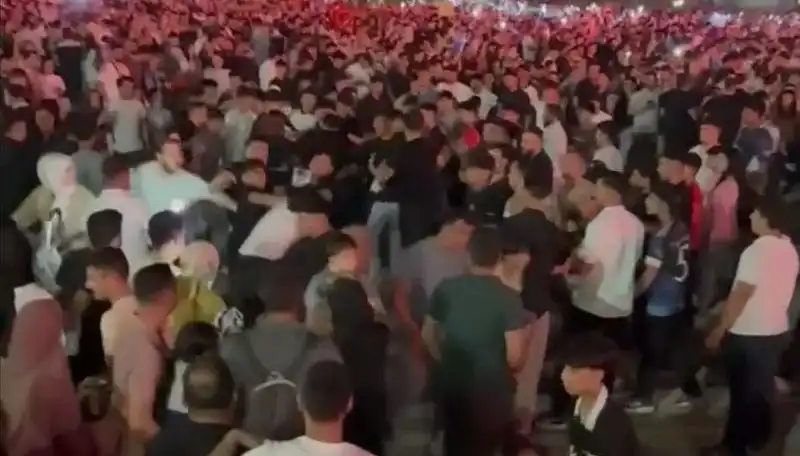 Konserde Bıçaklı Kavga: Üç Kişi Yaralandı, Gergin Atmosfer Geceyi Sarstı