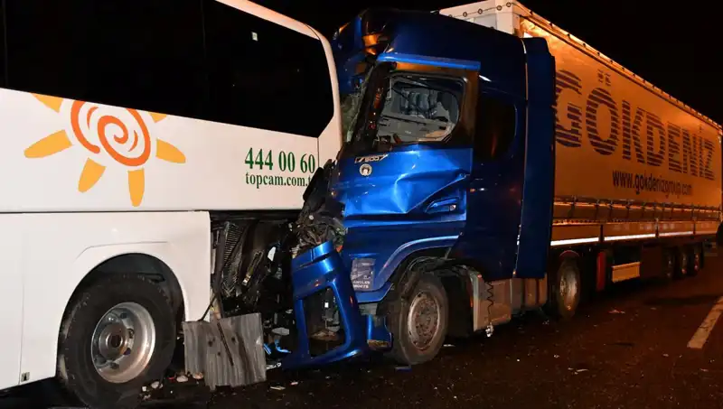 Tur Otobüsü ile Tır Çarpıştı: Korkunç Kazada 13 Kişi Yaralandı