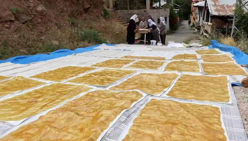 Kışın Lezzet Zirvesi: Dev Kazanlarda Hazırlanan Geleneksel Odun Ateşi Yemekleri