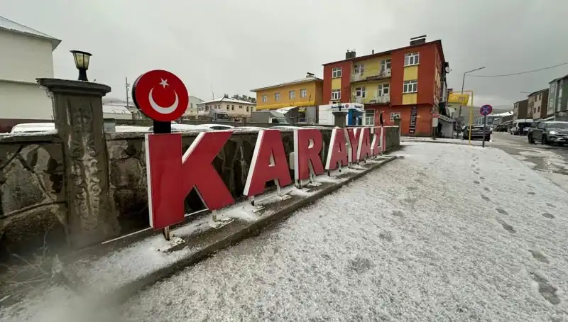 Beklenmedik Beyaz Jöle: Temmuz'un Kar Yağışı Sürücüler Zor Durumda Bıraktı!