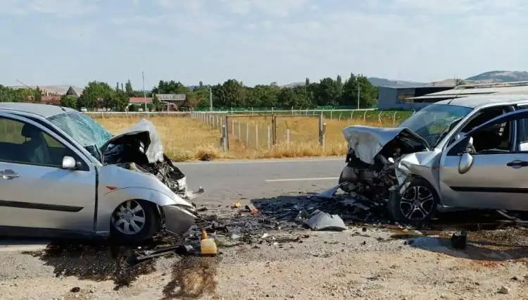 Balıkesir'de Kafa Kafaya Çarpışma: Bir Kişi Hayatını Kaybetti, Diğeri Yaralı