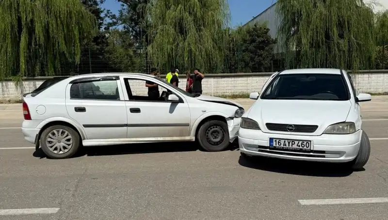 İki Otomobil Çarpıştı: Kaza Sonrası İki Yaralı Hastaneye Kaldırıldı