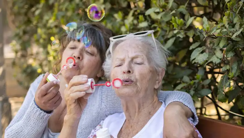100 Yaşında İki Kadından Uzun Yaşamanın Sırrı: Diyet ve Egzersiz Değil!