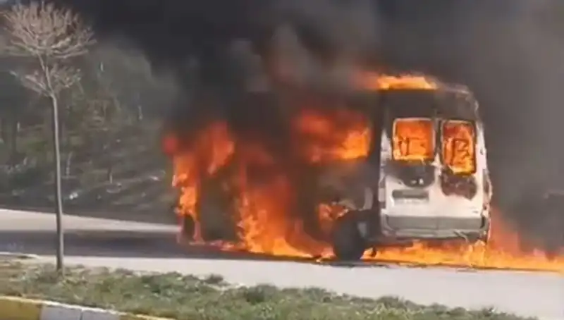 Havalimanı Personel Servis Aracı Alev Alev Yandı: İşte O Anlar