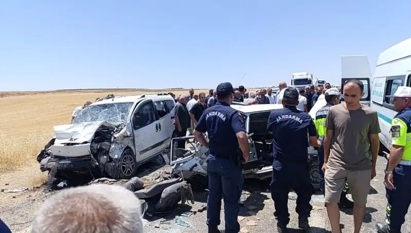 Otomobil ve Ticari Araç Çarpıştı: Faciada 4 Kişi Hayatını Kaybetti, 1 Yaralı