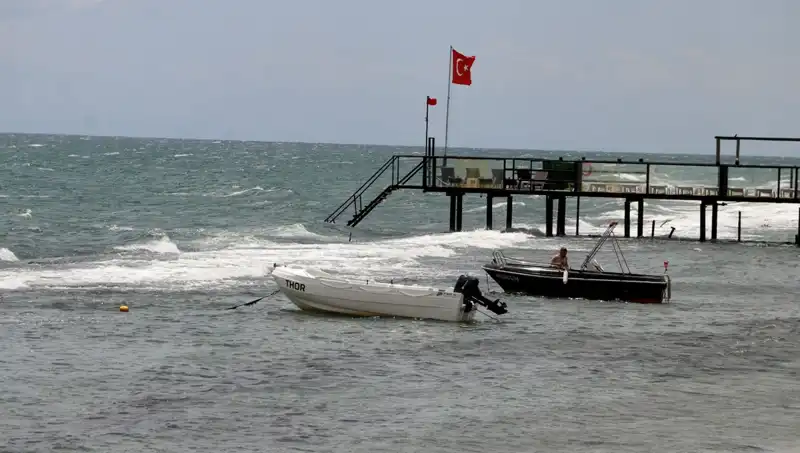 Poyraz Rüzgarı Gücünü Gösterdi: Denizde Tehlike Alarmı!