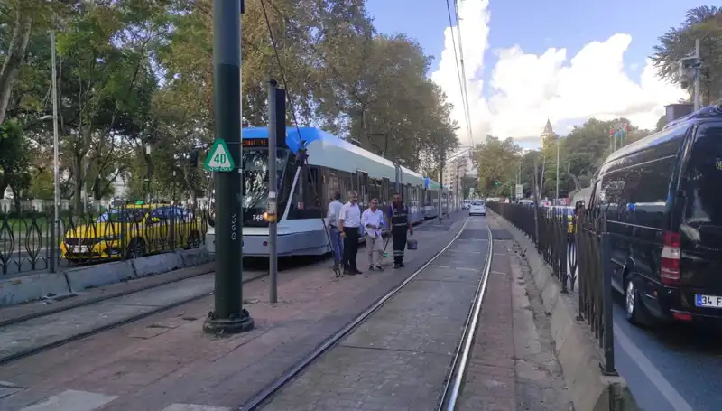 Beyoğlu'nda Tramvay Kazası: Yayalar ve Yolcular Arasında Panik Anları