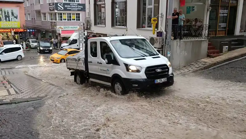 10 Dakikada Yaşanan Güçlü Sağanak, Şehirde Su Baskınlarına Neden Oldu!