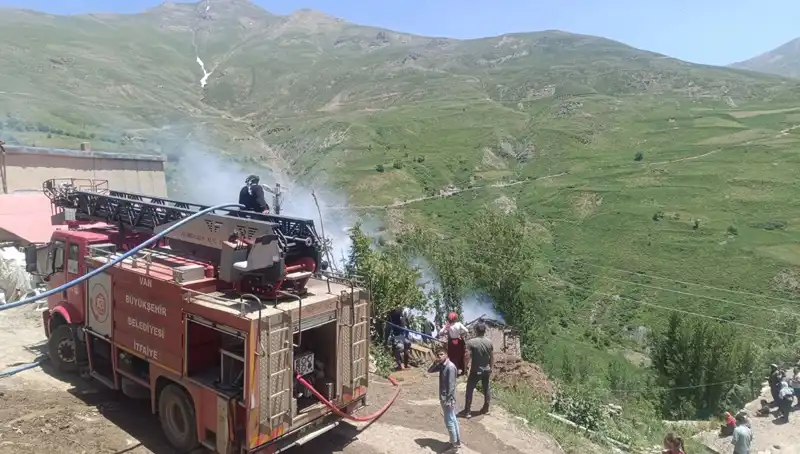 Van'daki Feci Yangında Küçük Bir Çocuk Hayatını Kaybetti
