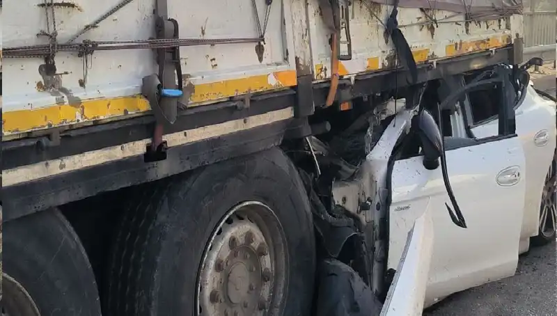 TIR İkaz Yapmadan Yolda Kalan Araca Saplandı, O Anlar Kayıt Altına Alındı