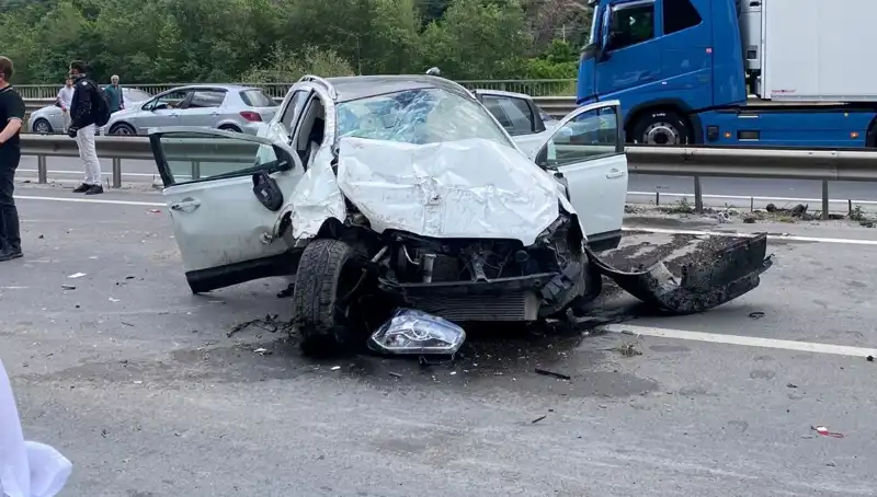 Önce Beton Kanala Sonra Bariyerlere Çarptı: 3 Yaralı Kazanın Detayları
