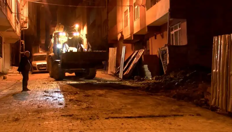 Bağcılar'daki Yana Eğilen Bina Boşaltıldı: Olayın Sebepleri Neler?