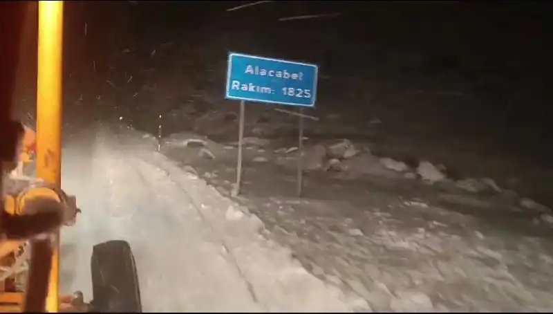 Antalya'da Beklenmedik Kar Yağışı: Yerli ve Yabancı Turistleri Şaşırttı!