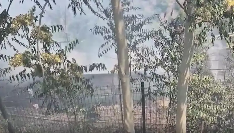 Sultangazi'de Yangın Alarmı: Otluk Alan Alev Alev Oldu, Gecekondu Tehlikeye Girdi