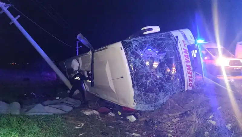 Van'da Yolcu Otobüsü Devrildi, 28 Kişi Yaralandı