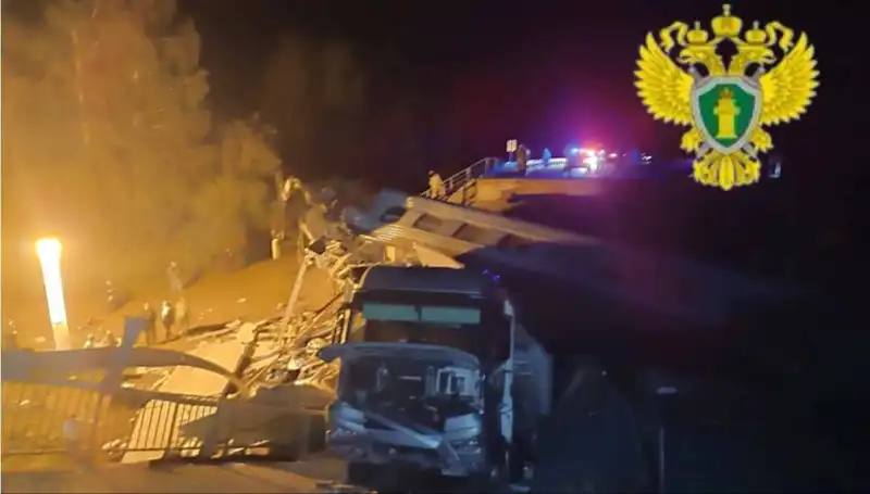 Rusya'da Köprü Çöktü, Trajik Tren Kazasında Yedi Kişi Hayatını Kaybetti