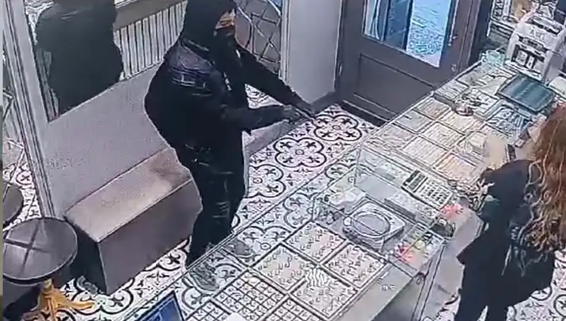 Soygun Girişimi Tuhaf Bir Şekilde Dolaba Takıldı: Olayın Ayrıntıları Ortaya Çıktı!