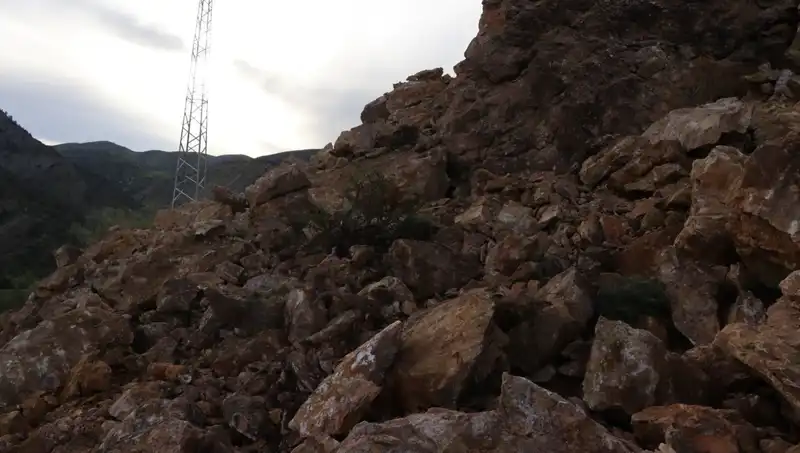 Erzurum'da Heyelan: Dev Kayalar Yolu Ulaşıma Kapandı, Ne Olacak?