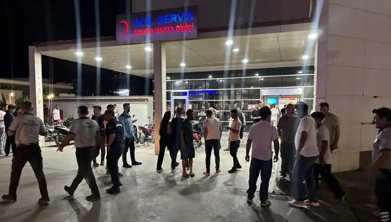 Acil Servis Önünde Yaşanan Tekme Tokat Kavga Şok Etti!