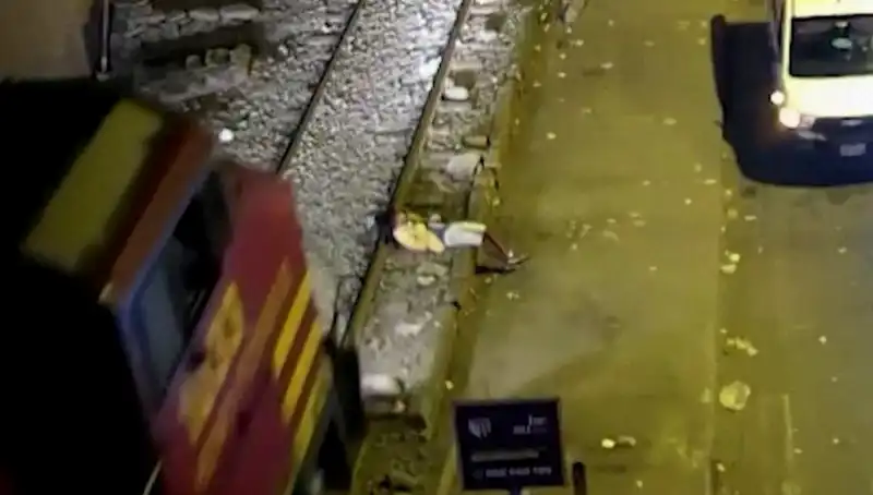 Hayret Verici Kurtuluş: Tren Çarptı, O Yine de Yürüdü!