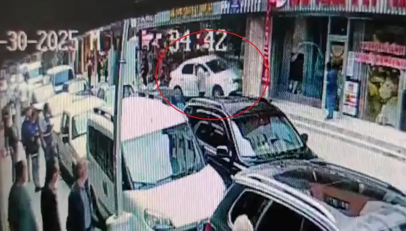 Alkollü Sürücü, İki Çocuğun Hayatını Tehlikeye Atarak Mağazaya Daldı