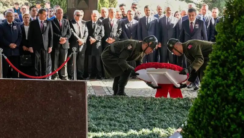8. Cumhurbaşkanı Turgut Özal, Mezarı Başında Anıldı: Duygusal Anlar ve Anılar