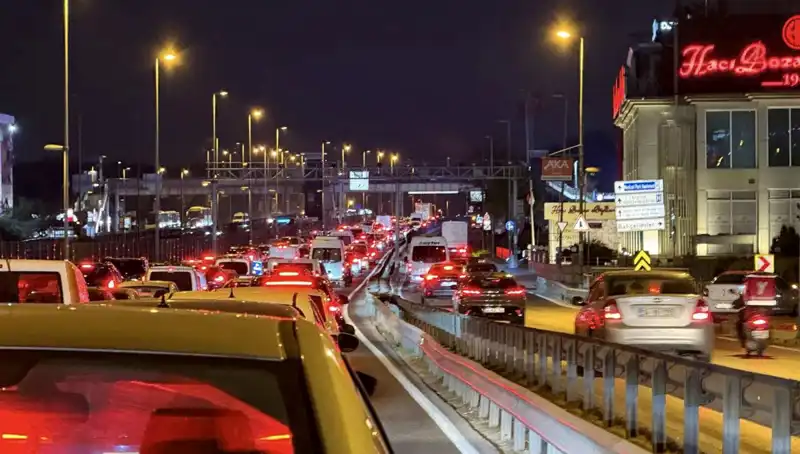 Yenibosna Metrobüs Yaya Üst Geçidinde Neler Oluyor? Dev Proje Yakında Başlıyor!