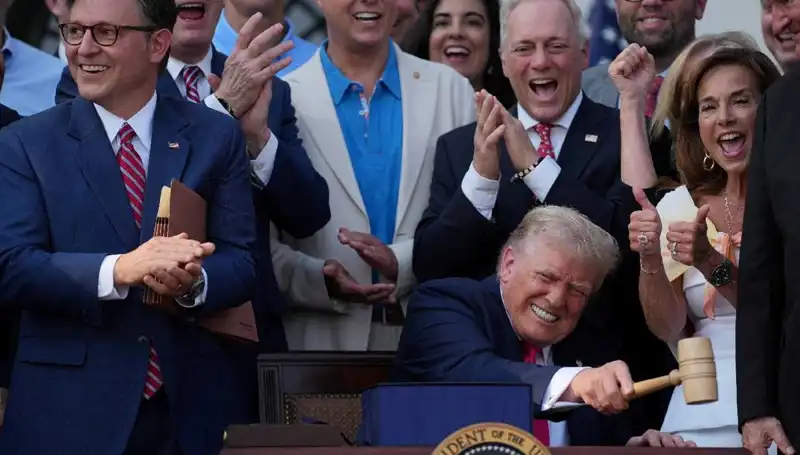 Trump, "Büyük, Güzel Yasa Tasarısı"nı İmzaladı: Politika Dünyasında Şok Etki!