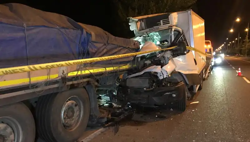 Kamyonet Tıra Çarptı: Kaza Sonucu 1 Ölü, 1 Yaralı