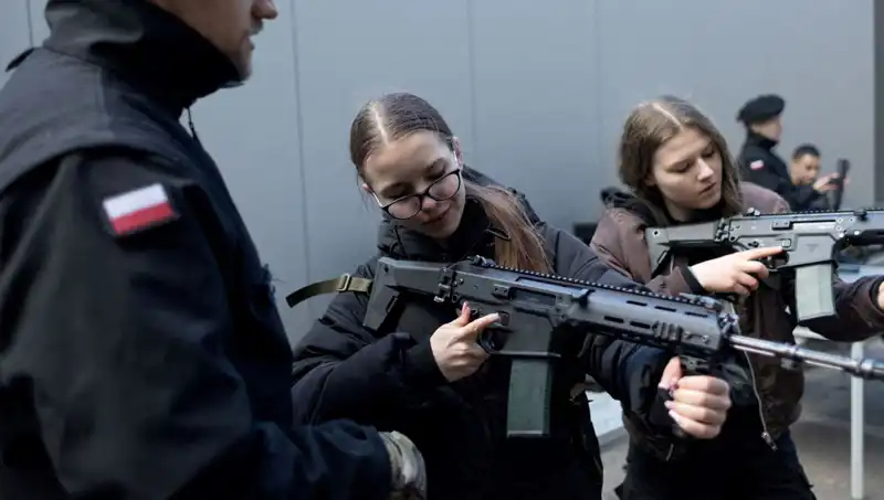 Polonya, Sivil Eğitime Ağırlık Vererek Savaşa Hazırlanıyor