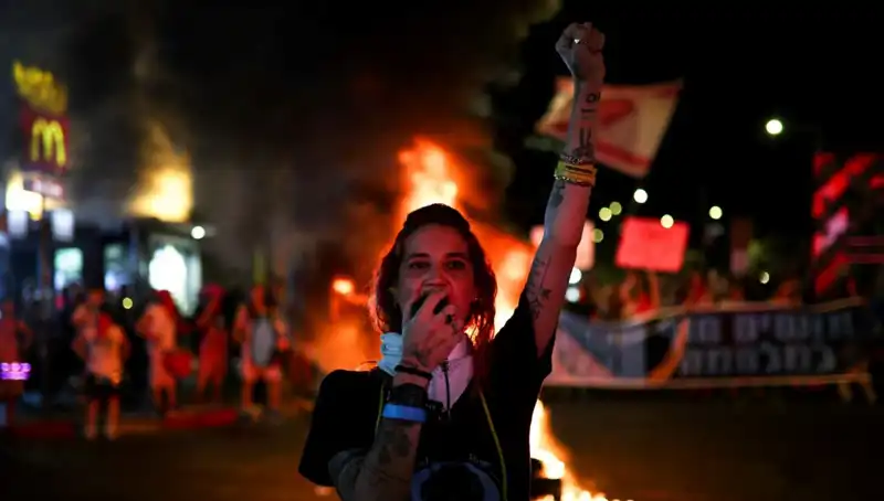 Gazze Savaşı Nedeniyle İsrail’de Sokaklarda Binlerce Kişi Protesto Düzenliyor