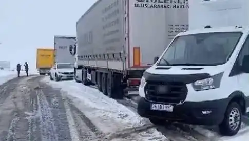 Kars-Ardahan Karayolu'nda Etkili Kar Yağışı: TIR'lar Mahsur Kaldı