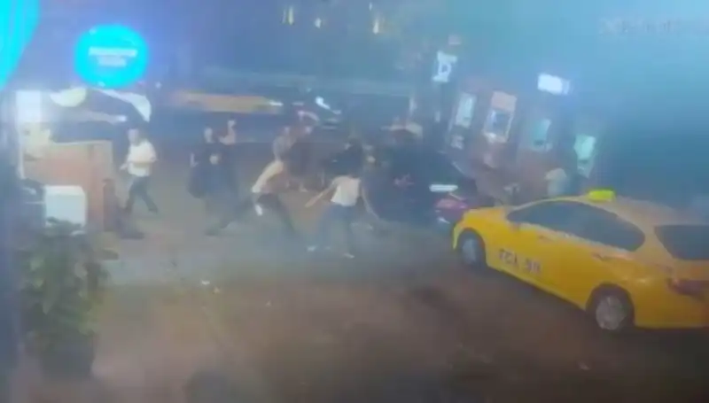 Beyoğlu'nda Laf Atma Kavgası: Kanlı Olay Sokakları Karıştırdı