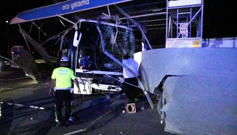 Otobüs Oto Yıkamanın İçine Daldı: Kaza Sonrası 8 Kişi Yaralandı