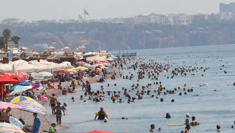 Antalya'da Deniz Suyu Sıcaklığı Rafta, Tatilcileri Bekliyor!