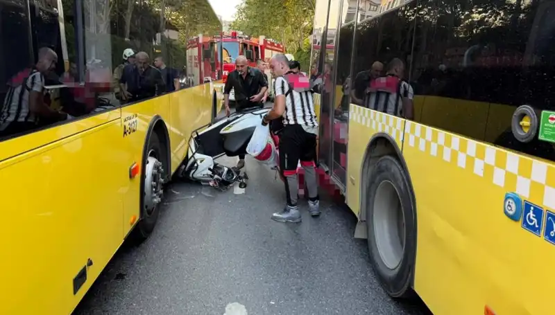 Motosiklet İETT Otobüslerinin Arasında Sıkıştı: Olayın Detayları Açıklandı