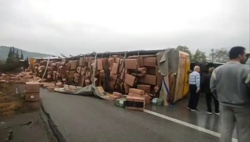 TEM Otoyolu'nda TIR Devrildi: Trafik Sıkışıklığı Kaosa Dönüştü!
