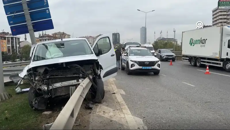 Otoyolda Feci Kaza: Araç Bariyere Ok Gibi Saplandı, Birçok Yaralı Var