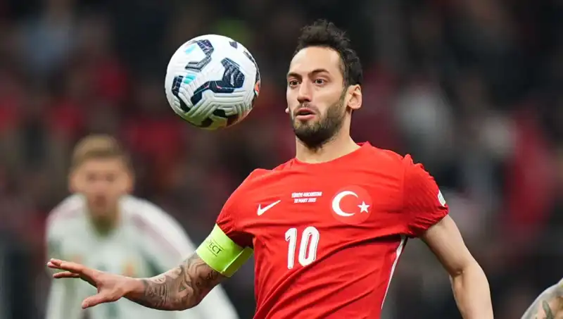 Fenerbahçe’nin Hakan Çalhanoğlu Teklifi: Mourinho İle Gerilim Mi Yaşanacak?