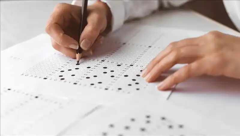 Okulda Sınav Sorularını Çalmaya Çalışan Annenin Hikayesi
