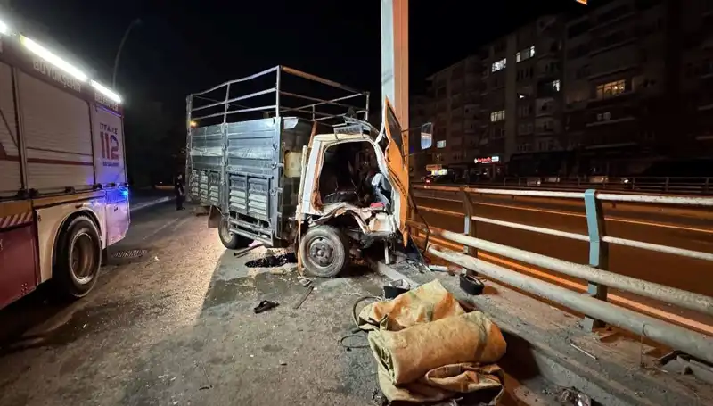 Kamyonet Yön Tabelasına Çarptı, Sürücü Hastaneye Kaldırıldı!