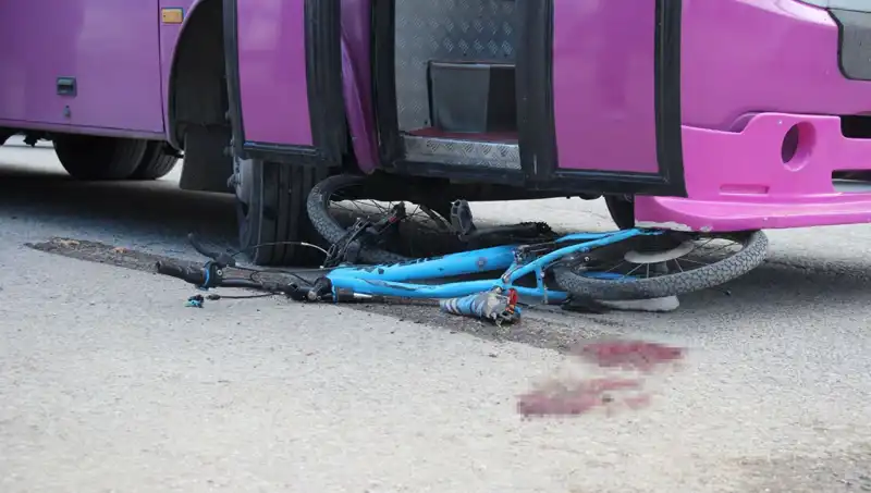 Bisikletiyle Sokağa Fırlayan Çocuk İçin Hayat Kurtaran Anlar: Otobüs Faciası