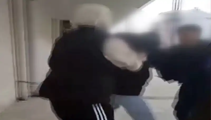 Sokak Ortasında Akran Zorbalığı: Özür Dilettikleri Genç, Sonra Dövüldü!
