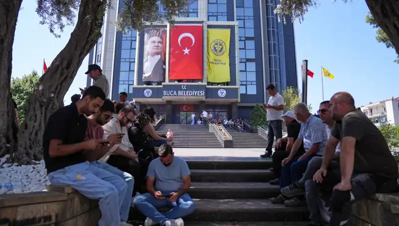 Ödenmeyen Ücretler İçin İşçiler Sokaklarda: Oturma Eylemi Gösterisi